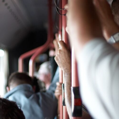 Ônibus de linha. Lotado. Destino: interior. Mas sempre há os atrasados e por causa disso, confusão armada.