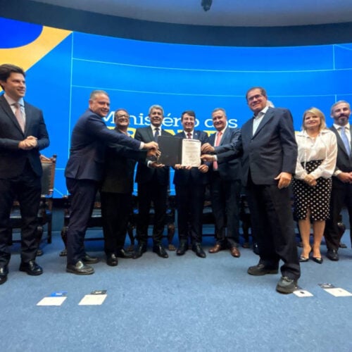 Estiverem presentes na ocasião os governadores de Goiás e Bahia, respectivamente, Ronaldo Caiado e Jerônimo Rodrigues, os ministros Rui Costa (Casa Civil) e Renan Filho (Transportes). e o