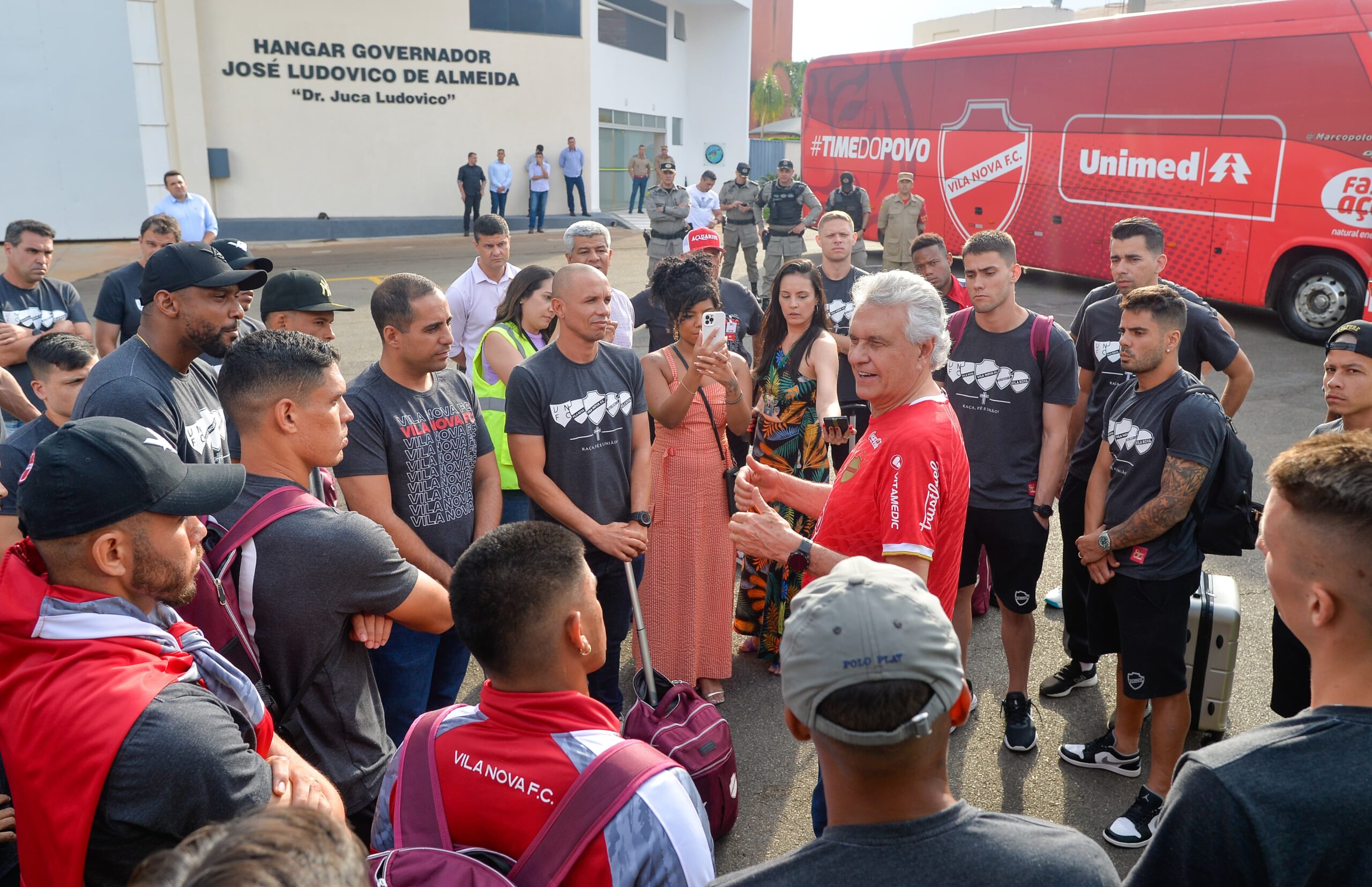 Caiado recepciona jogadores do Vila Nova no aeroporto e promete apoio: “patrocinadores virão”