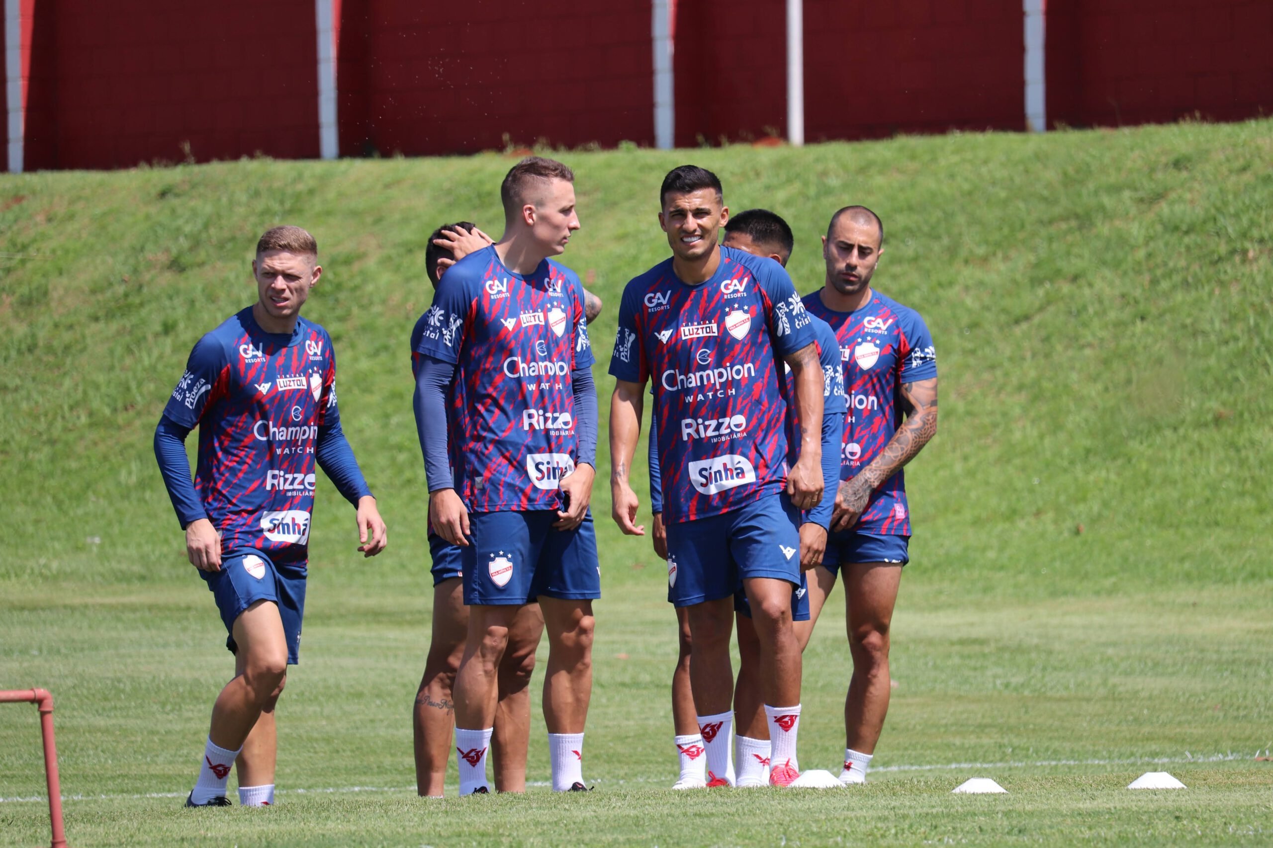 Vila Nova encara o Vitória precisando dos três pontos para seguir na briga pelo acesso