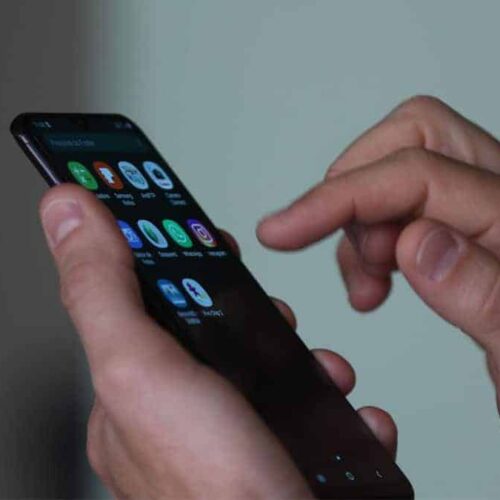 Pessoa-usando-celular usuário de internet em goiás