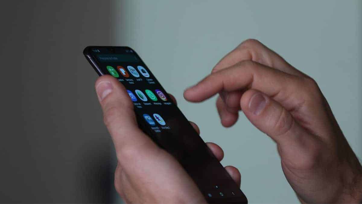 Pessoa-usando-celular usuário de internet em goiás