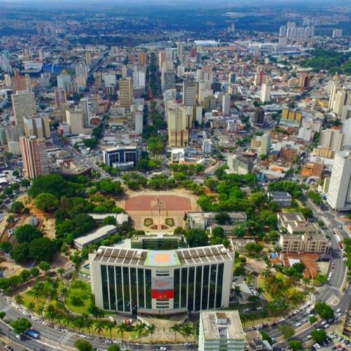 Quero um prefeito que saiba controlar o sol. Se não puder controlar a estrela, que controle o brilho das coisas por aqui.