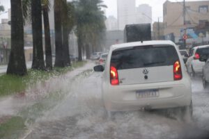 carros passando na enxurrada; leptospirose. Foto: SES-GO