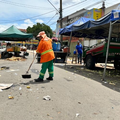 Comurg faz limpeza de feiras. Foto: Luciano Magalhães