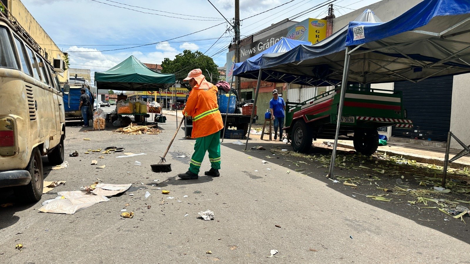 Comurg faz limpeza de feiras. Foto: Luciano Magalhães