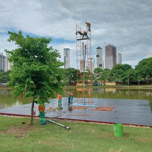 Decoração de Natal começa a ser montada em Goiânia. Foto: Luciano Magalhães/Comurg