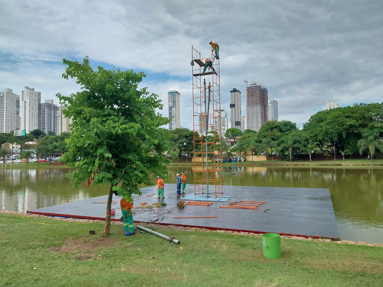 Decoração de Natal começa a ser montada em Goiânia. Foto: Luciano Magalhães/Comurg