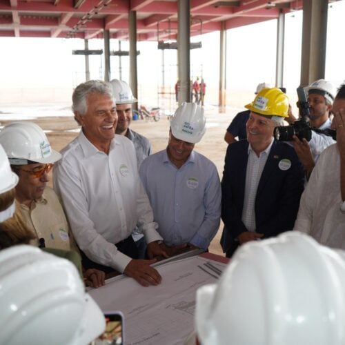 Ronaldo Caiado vistoria o CORA ao lado de autoridades políticas de Goiás. Foto: Hegon Côrrea