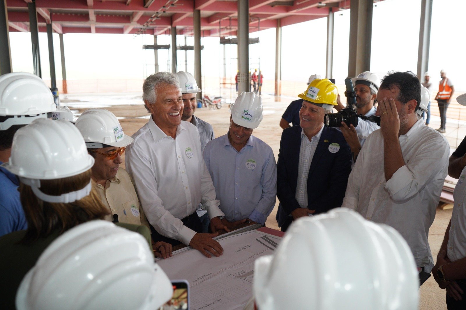 Ronaldo Caiado vistoria o CORA ao lado de autoridades políticas de Goiás. Foto: Hegon Côrrea