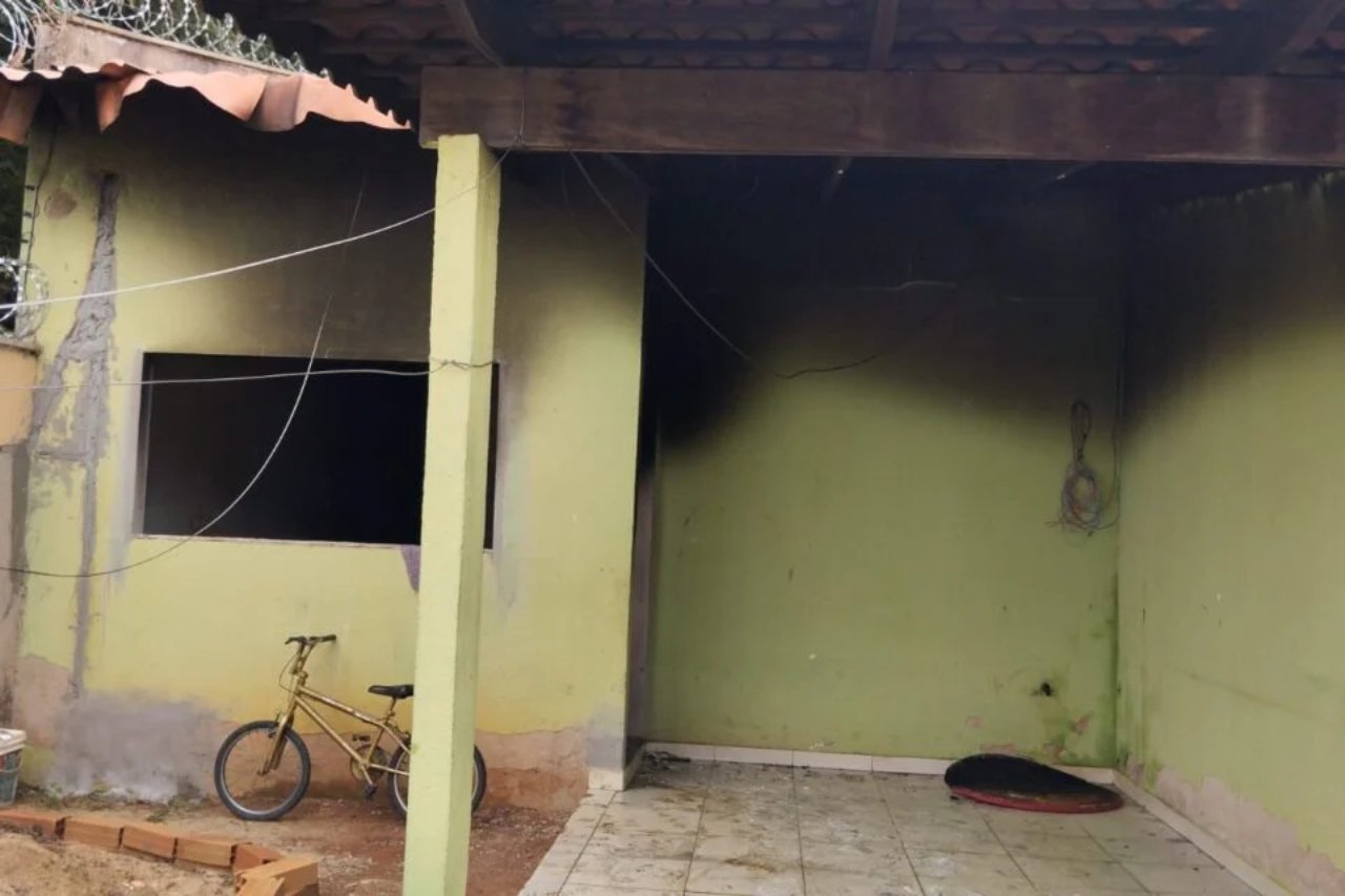 Casa de suspeito de matar Amélia Vitória é invadida e incendiada, em Aparecida de Goiânia