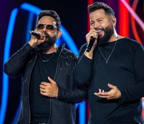 Diego e Arnaldo lançam última música do DVD Essência, 'Como É Que Fala Não'