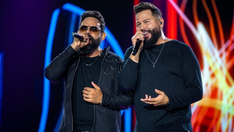 Diego e Arnaldo lançam última música do DVD Essência, ‘Como É Que Fala Não’