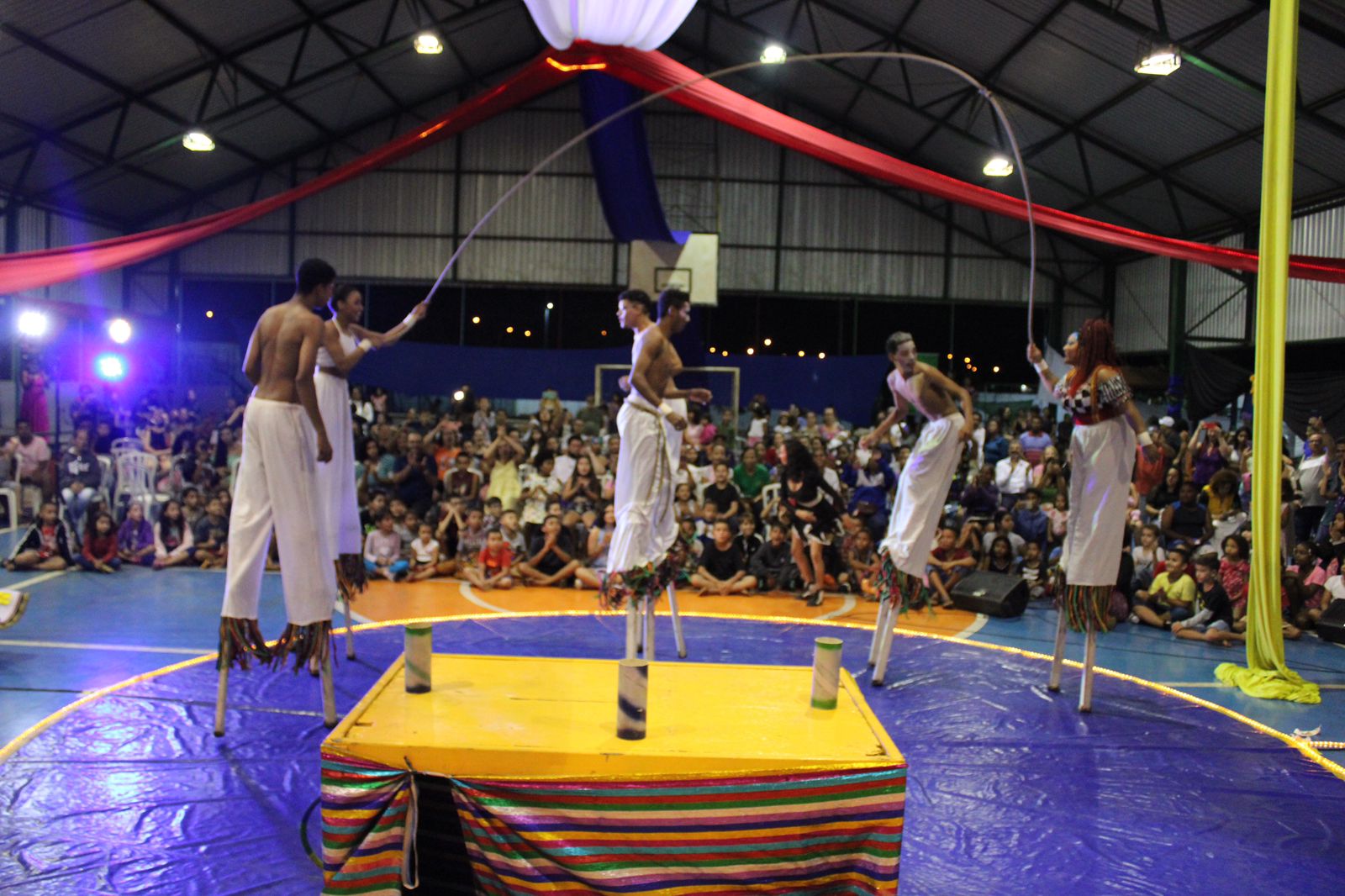 Estudantes da rede municipal apresentam espetáculo ‘Desequilíbrios’ no Circo Laheto