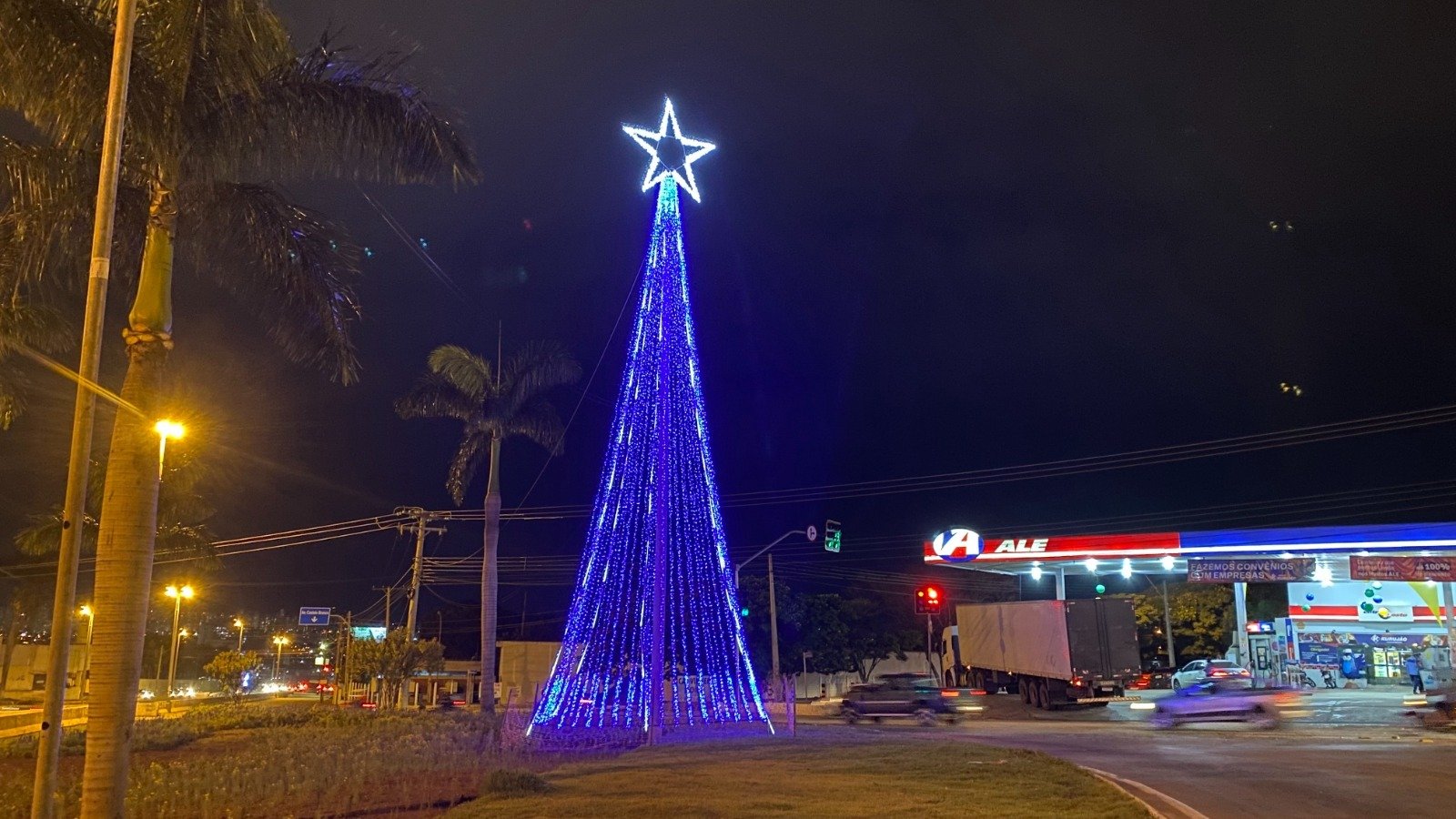 Iluminação natalina descentralizada leva decoração para mais de 30 pontos da cidade