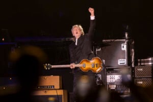 Paul McCartney encerra turnê no Brasil com show histórico no Maracanã