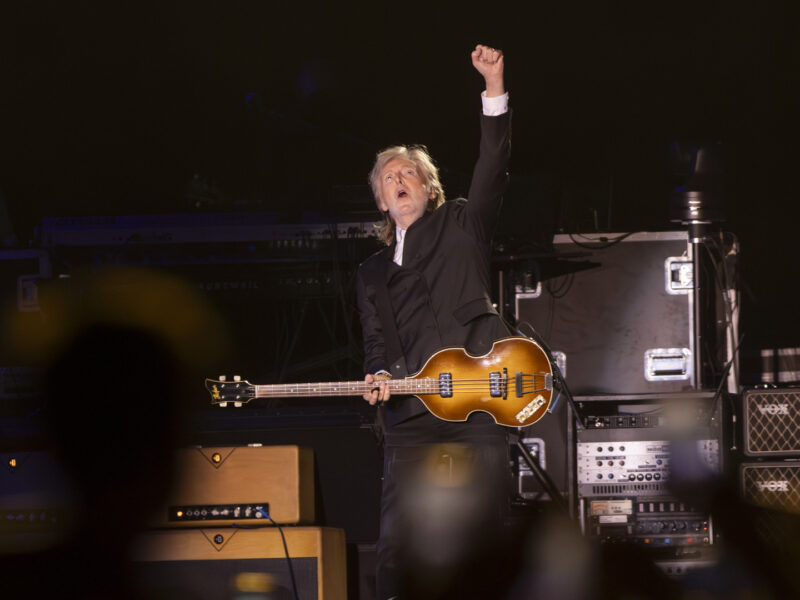 Paul McCartney encerra turnê no Brasil com show histórico no Maracanã