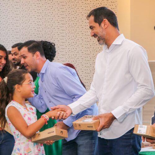 Senador Canedo lança projeto de conectividade que distribui chips e tablets para alunos. Foto: Xande Manso