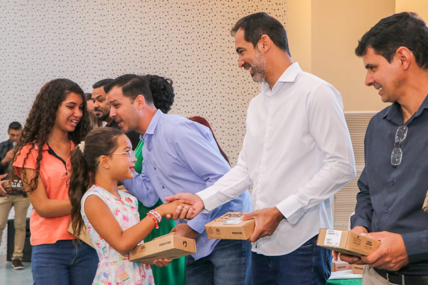 Senador Canedo lança projeto de conectividade que distribui chips e tablets para alunos. Foto: Xande Manso