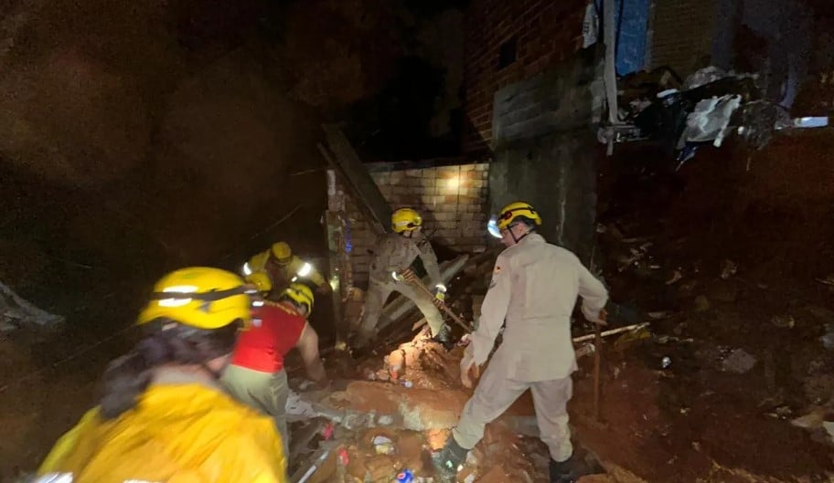 Chuvas em Goiânia causam desabamento de casa e morte. Foto: Corpo de Bombeiros