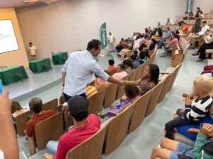 prefeito de Senador Canedo Fernando Pellozo cumprimenta famílias beneficiadas pelo programa Canedo Social_Altair Tavares DG