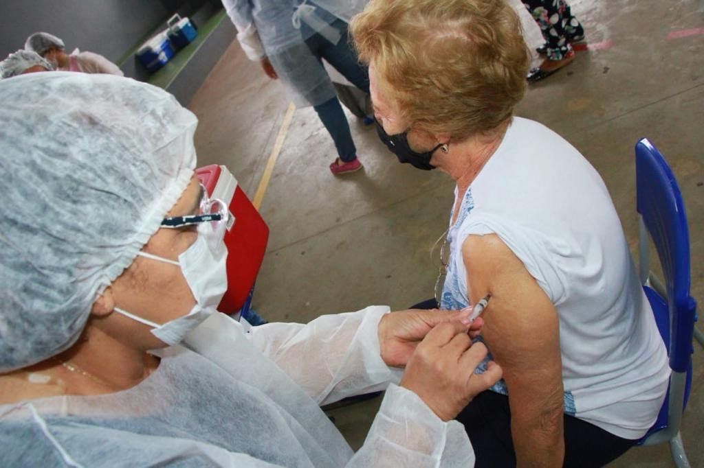 reforço da vacina bivalente em idosos e imunocomprometidos. Foto: SMS Goiânia