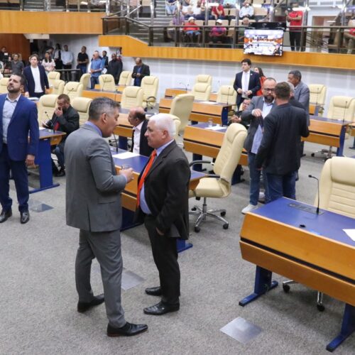 Sessão da Câmara de Goiânia com vereadores em debate sobre empréstimo