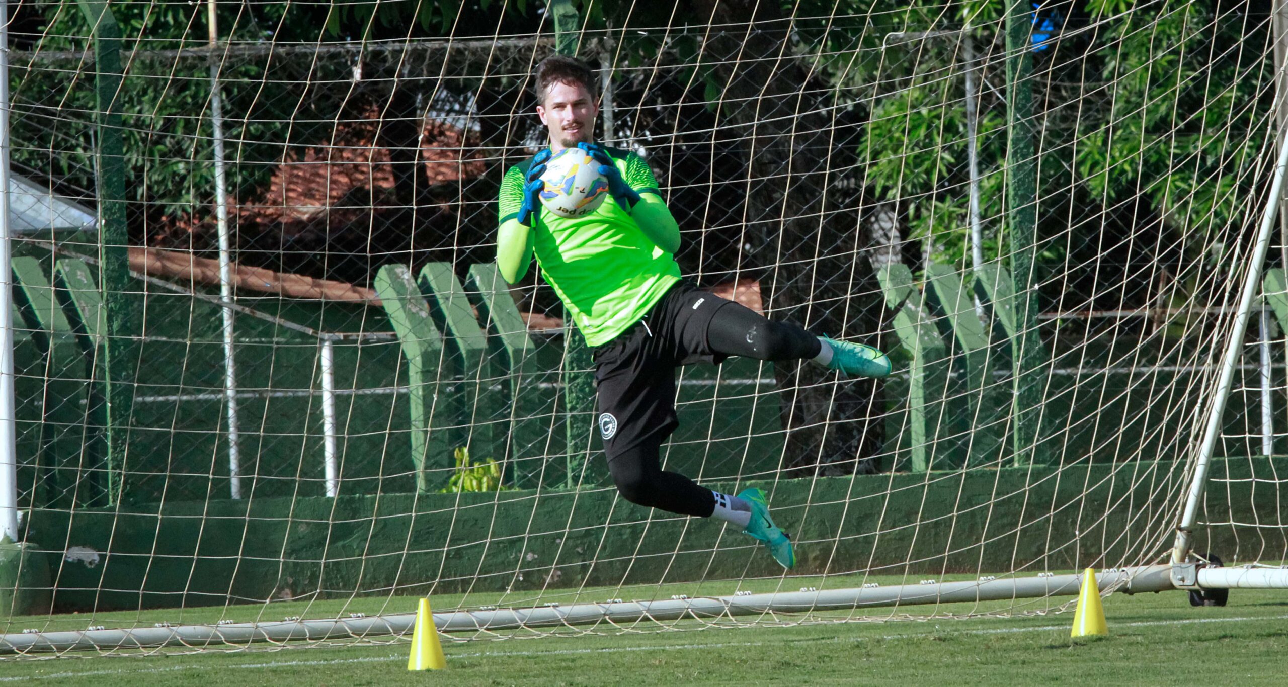 Santos desiste da contratação de Tadeu e goleiro segue no Goiás em 2024