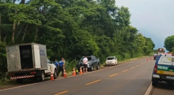 Após parar para ajudar vítimas de acidente, mulher morre atropelada por caminhão