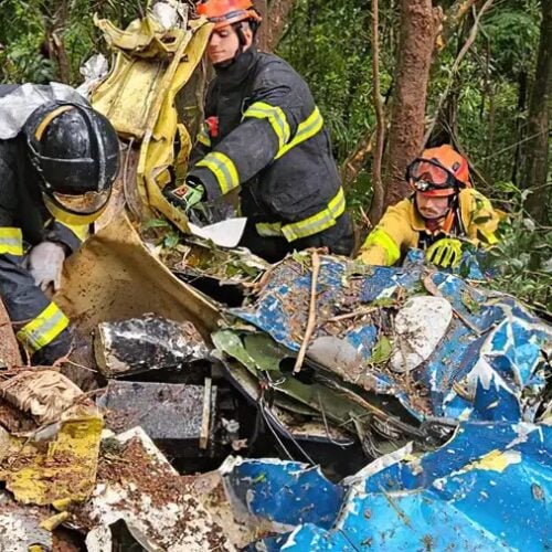 Avião de pequeno porte cai em região de mata na Grande São Paulo. Foto: Bombeiros PMESP/Divulgação