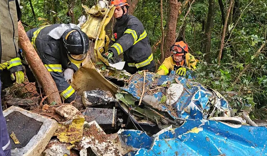 Avião de pequeno porte cai em região de mata na Grande São Paulo. Foto: Bombeiros PMESP/Divulgação