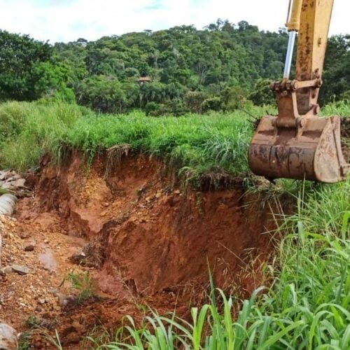 Equipes da Seinfra trabalham na recuperação da erosão no Conjunto Vera Cruz. Foto: Seinfra