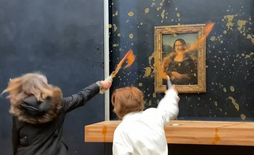 Manifestantes lançam sopa contra ‘Monalisa’ de Da Vinci no Louvre; entenda