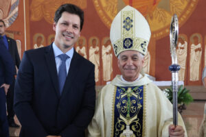 O vice-governador de Goiás, Daniel Vilela, prestigiou, na manhã deste domingo, a acolhida e posse do novo bispo diocesano de Jataí, Dom Joaquim Carlos Carvalho – sucessor de Dom Nélio Domingos Zortea