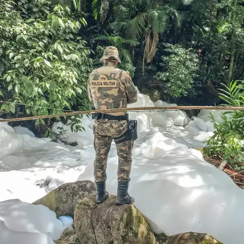 Policial observa derramamento de ácido sulfônico na estrada SC301, em Joinville. Polícia Militar Ambiental de