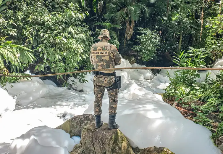 Policial observa derramamento de ácido sulfônico na estrada SC301, em Joinville. Polícia Militar Ambiental de