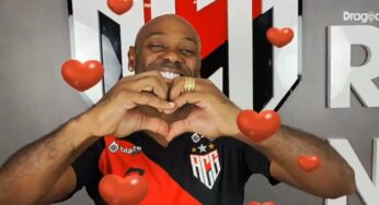 Vídeo: Cantor Buchecha oficializa a chegada de Vagner Love no Atlético-GO