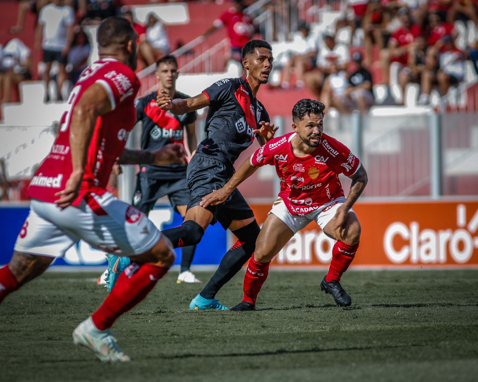 Na estreia de Fernando, Vila Nova vence o Atlético-GO e assume a liderança do Goianão