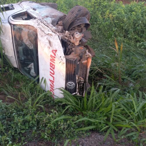 ambulância que levava grávida para o parto sofre acidente. Foto: PRF