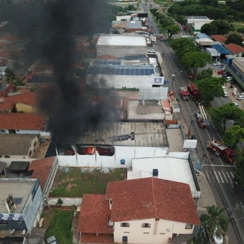 Loja de artigos de festa pega fogo no Celina Park, em Goiânia. Foto: CBMGO