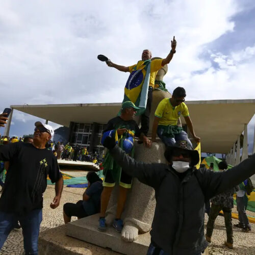 Dia 8 de janeiro é o dia da desrazão nacional. Ou dia dos zumbis da pátria. Ou dia da piada pronta.