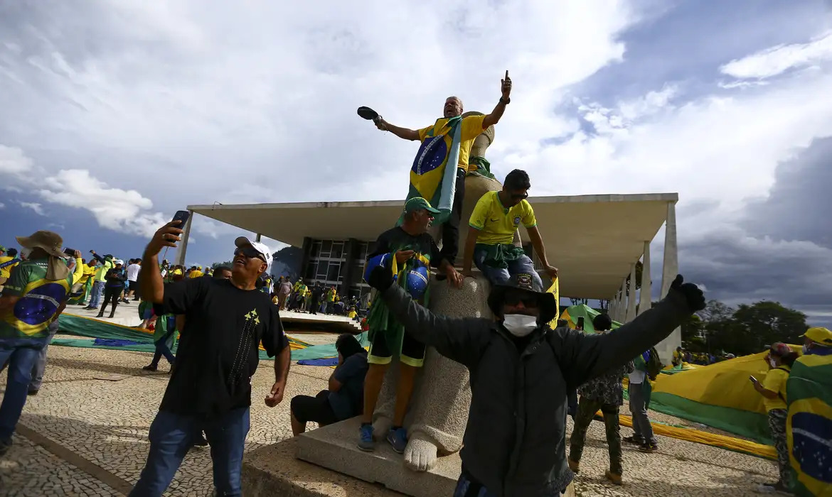 Dia 8 de janeiro é o dia da desrazão nacional. Ou dia dos zumbis da pátria. Ou dia da piada pronta.