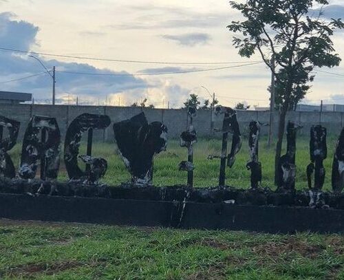 Placa de Aragoiânia pega fogo e é destruída. Foto: Reprodução/Redes Sociais