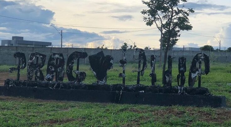 Placa de Aragoiânia pega fogo e é destruída. Foto: Reprodução/Redes Sociais