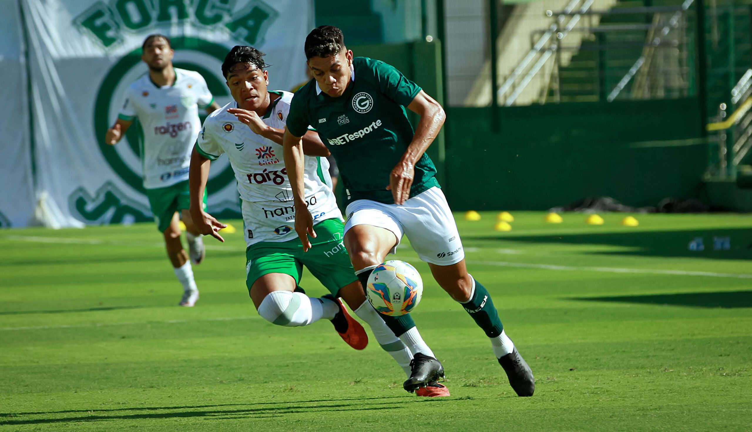 Goiás goleia a Jataiense, ultrapassa o Vila Nova e assume a liderança do Campeonato Goiano