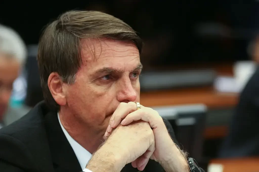 47% dos brasileiros que responderam a pesquisa também acham que Jair Bolsonaro participou de um plano de golpe. (Foto: reprodução)