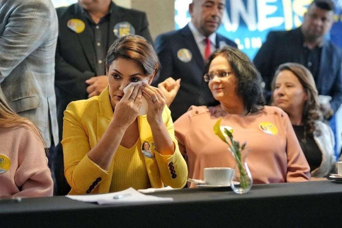 Michelle cancela turnê por igrejas nos EUA e fica com Bolsonaro, diz Damares