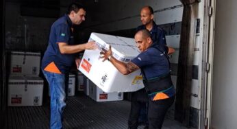 Ronaldo Caiado dá início à vacinação contra a dengue no setor Santa Luzia nesta quinta (15)