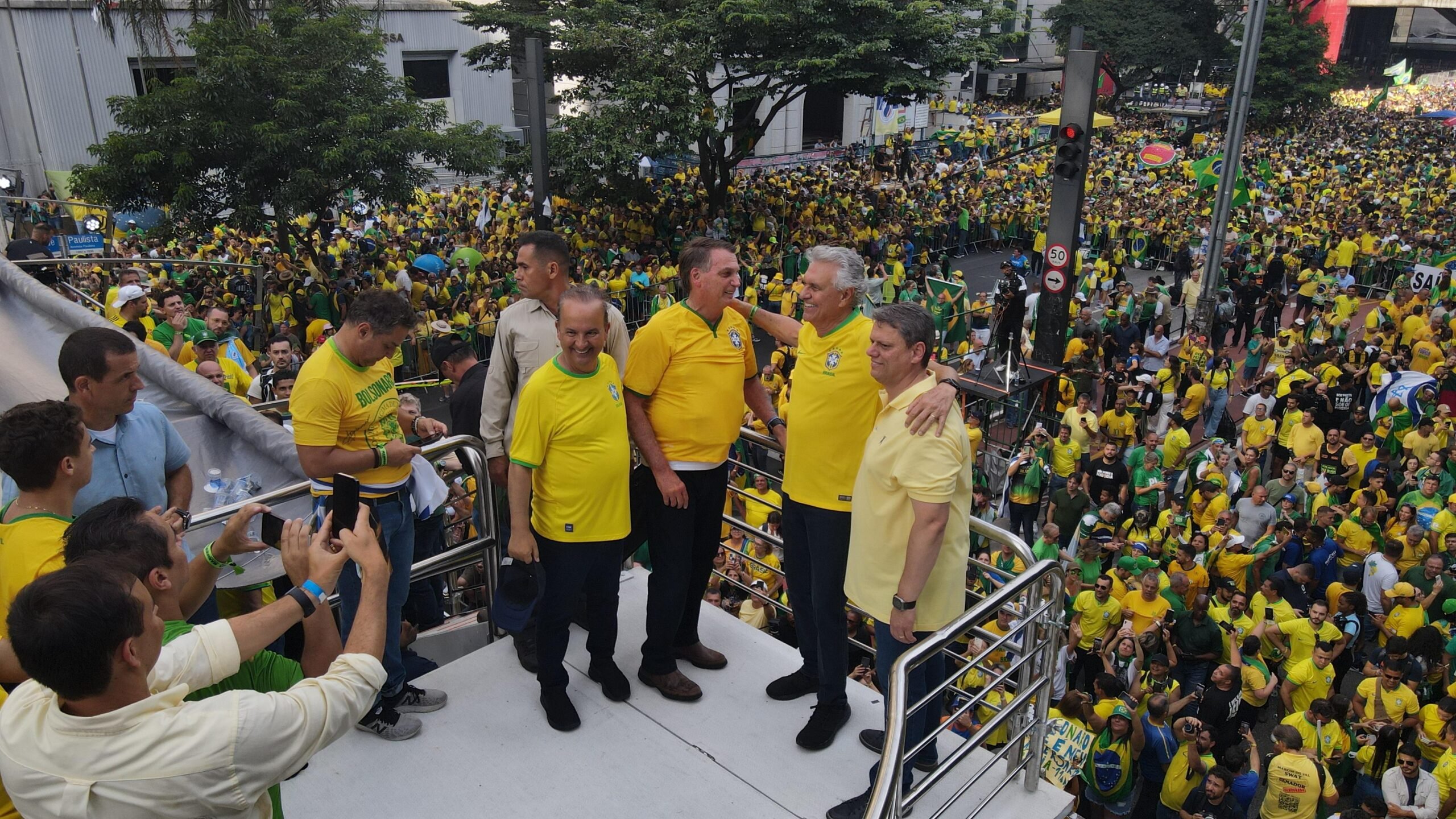 Ronaldo Caiado e Jair Bolsonaro em trio elétrico na manifestação de apoio ao ex-presidente em São Paulo em 25 de fevereiro de 2024