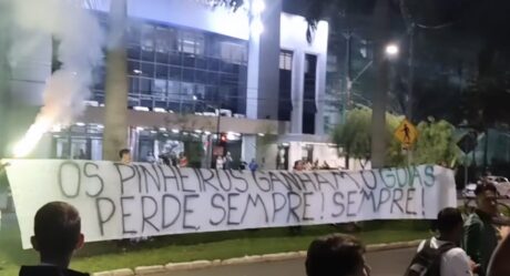 Torcida do Goiás realiza protesto na Serrinha e volta a pedir saída da família Pinheiro do clube